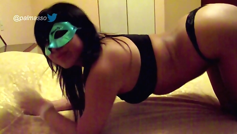 Latina chica en internet se quita su blazer para besar el dueño chino