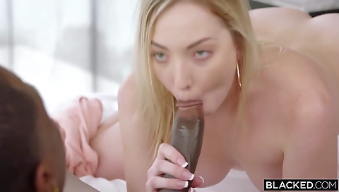 Amateur blondie gets cunnilingus and fucked on the side