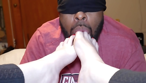 Amateur couple finger fingering red painted toes in mouth