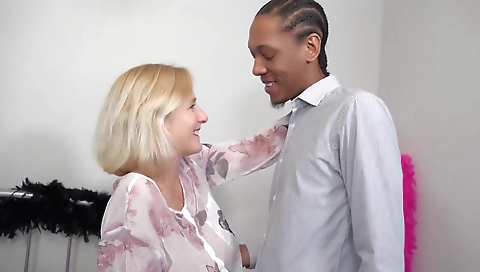 Mature hottie is having a good fuck with a boyfriend