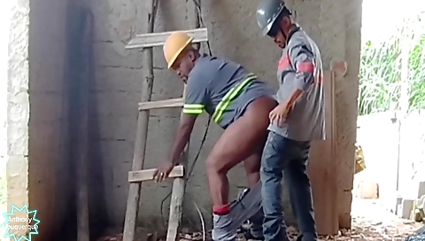 Black guy gives a deepthroat to a petite brunette in the street