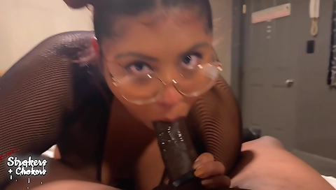 Blonde gets fucked in her hairy pussy in an amateur scene