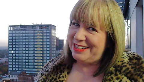 Birmingham bareback orgy pt1 – mature MILF in leather shorts