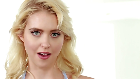 Blonde and black chicks playing with each other in a threesome